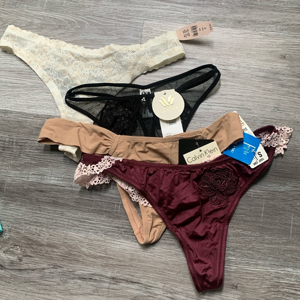 Set of 4 NWT thongs Small S